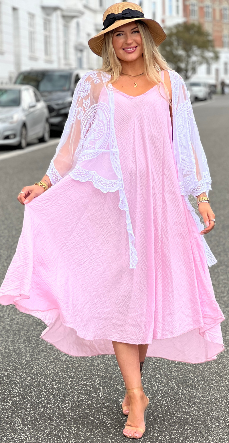 Karine lang vidde kjole med tynde stropper pink LikeLondon