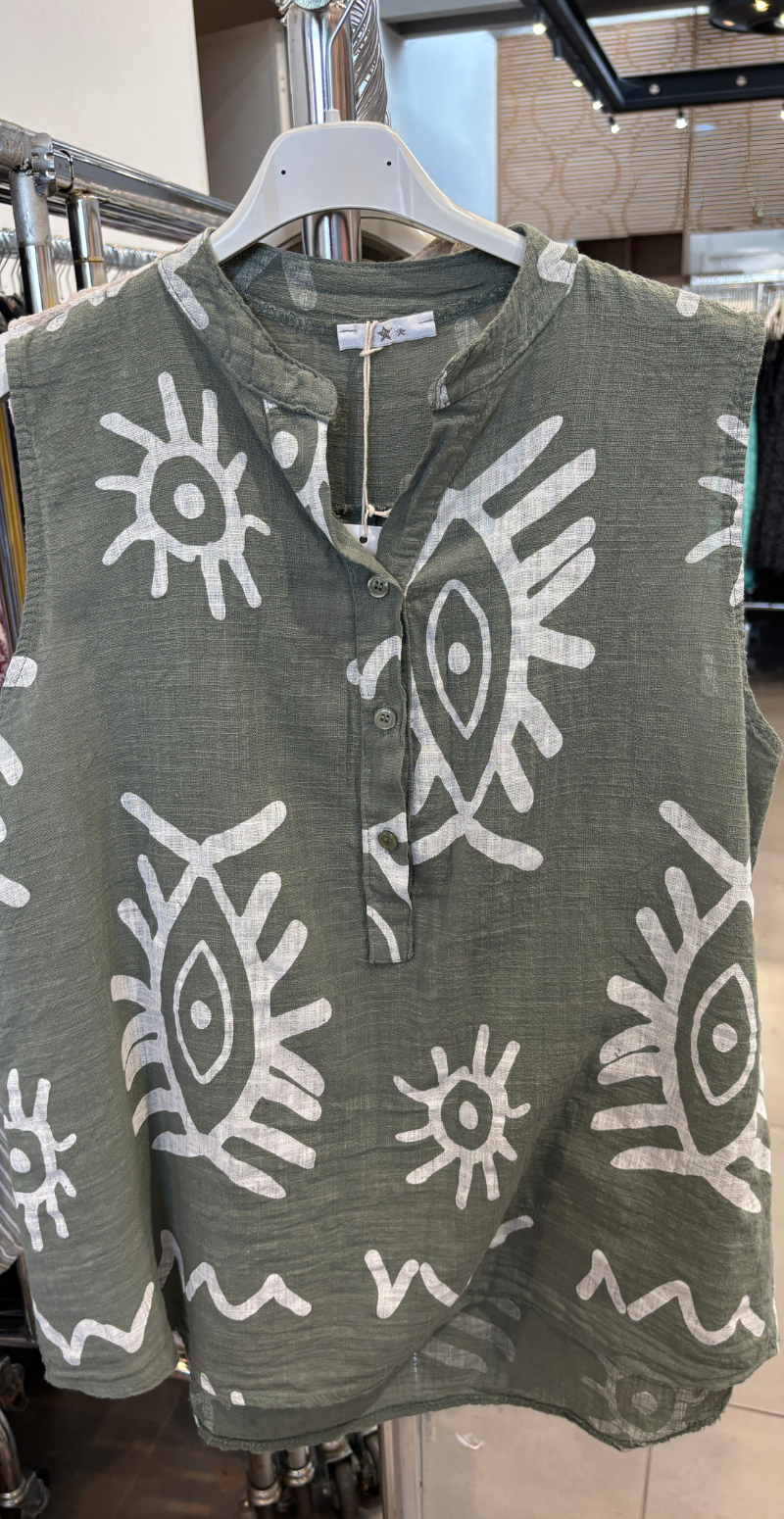 Forudbestilling uge 21 Dorota top med knapstolpe og print khaki LikeLondon
