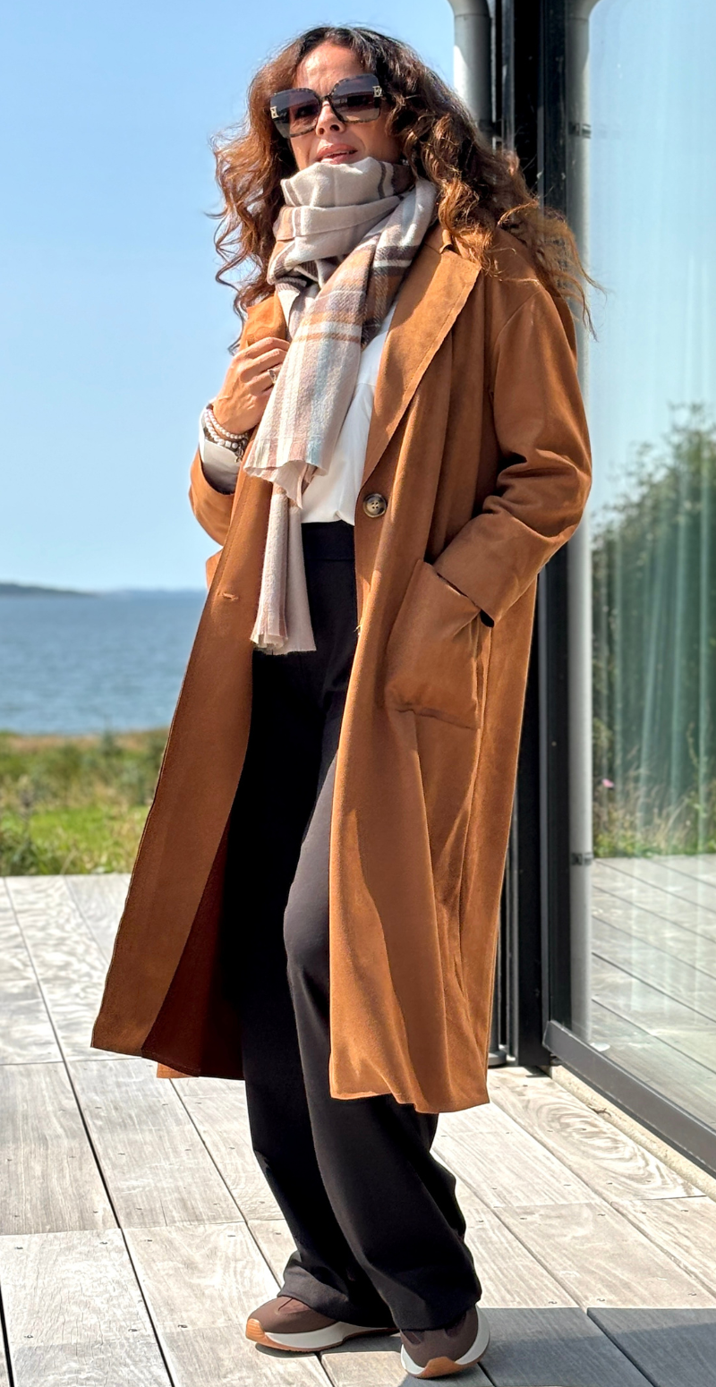 Kamella lang jakke i ruskindslook med knapper camel LikeLondon