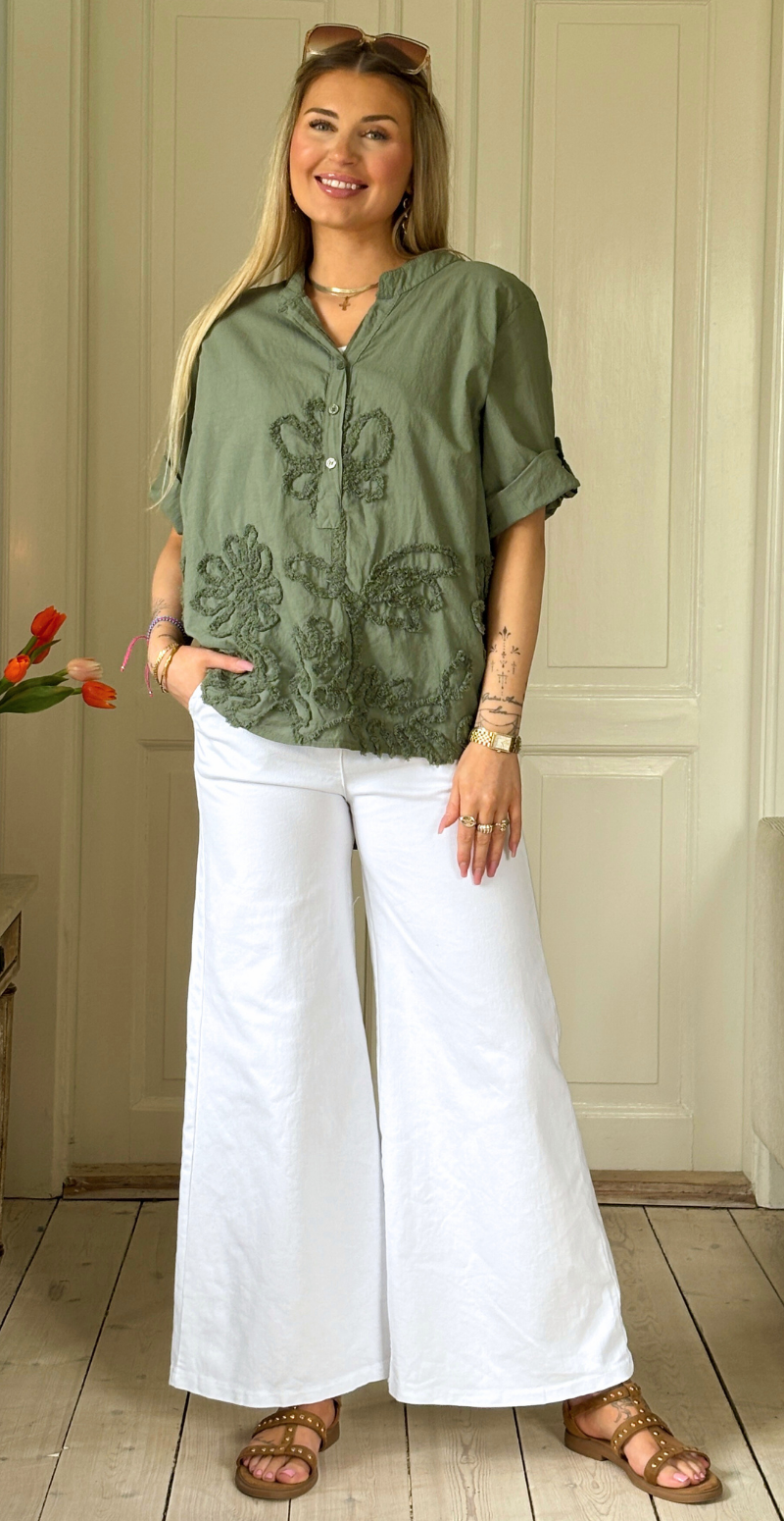 Yasmin kortærmet bluse med struktur og blomstermønster khaki LikeLondon