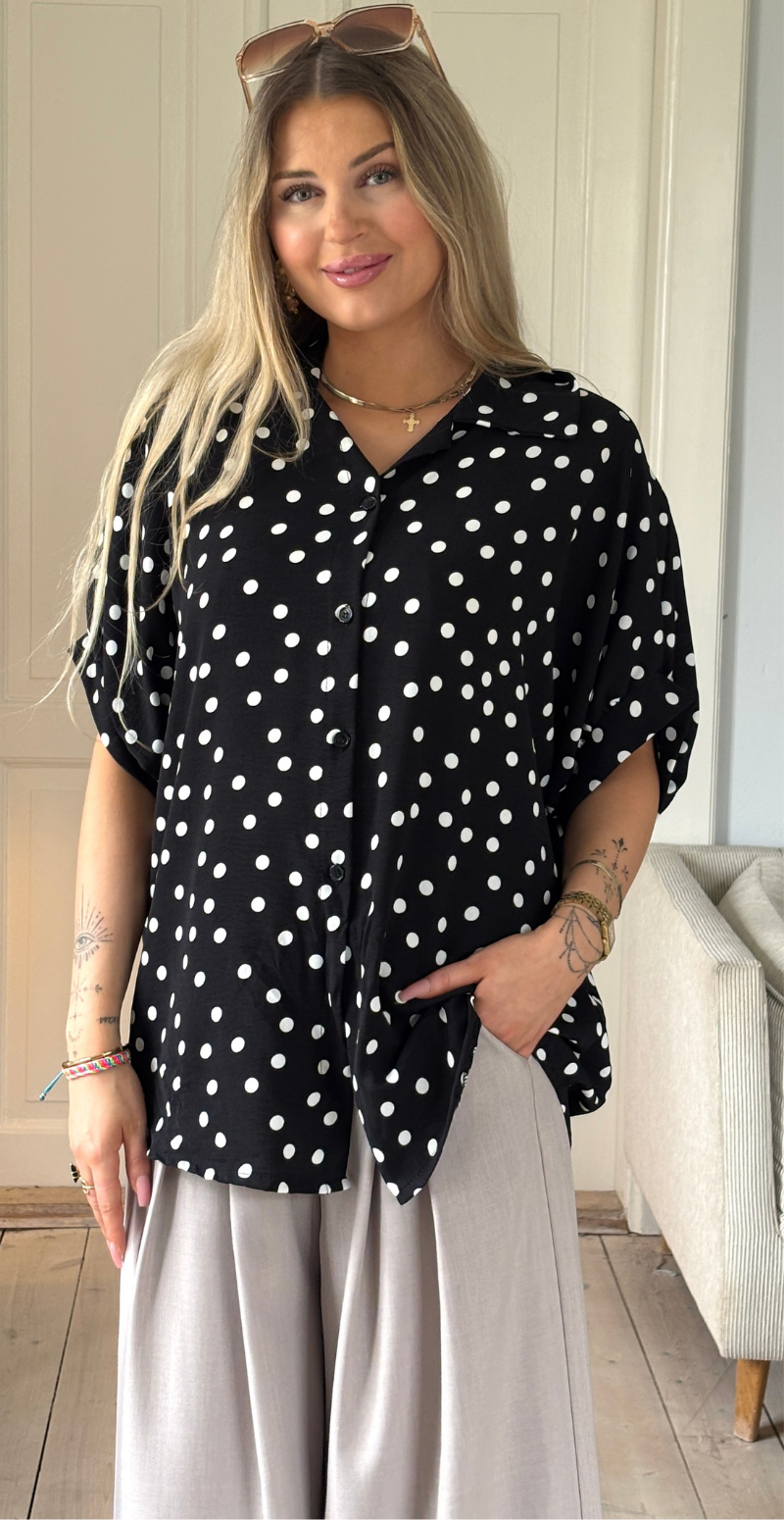 Nikolina skjortebluse med polkaprikker og spænde sort LikeLondon