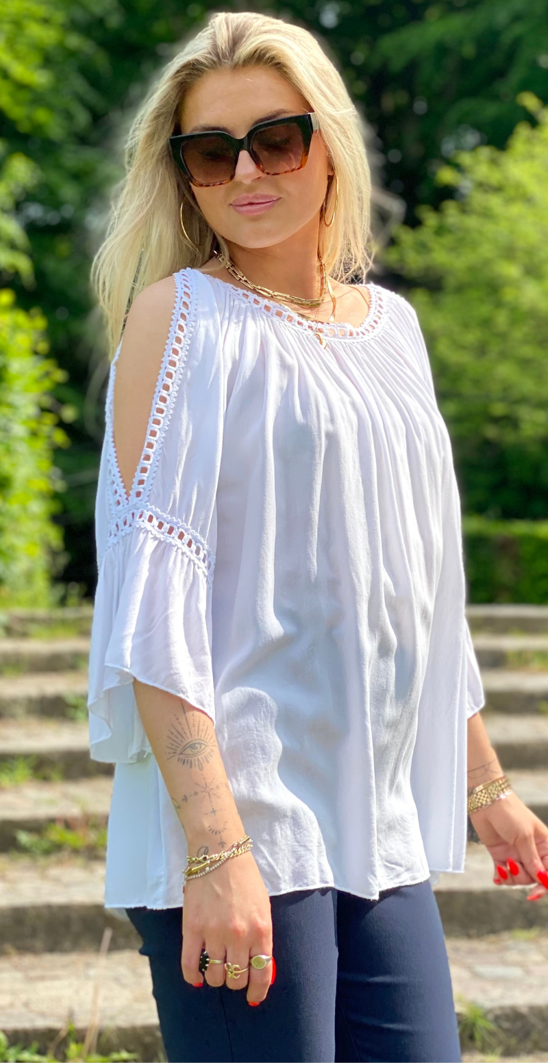 Arabella bluse med blondekanter og åben ved skulderen hvid LikeLondon