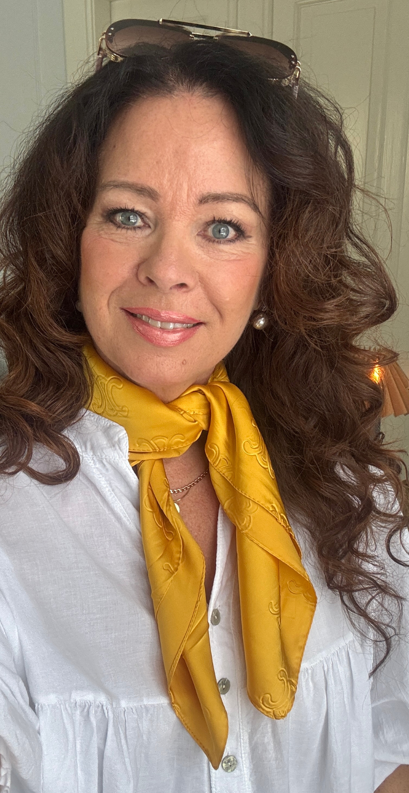 Silketørklæde med monogram mønster gul LikeLondon