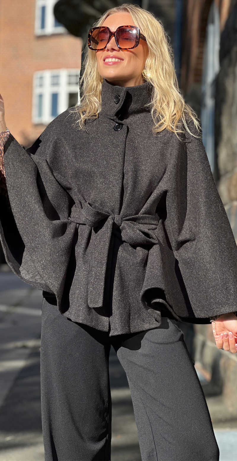 Antonella poncho med bindebånd sort LikeLondon