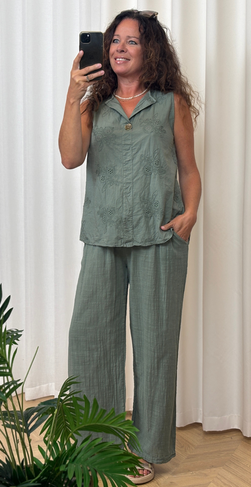 Vega ærmeløs bluse med broderi anglaise og bronzeknap khaki LikeLondon