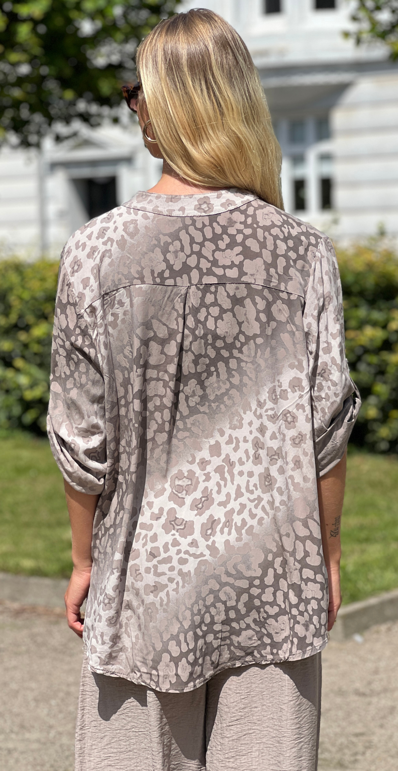Karla bluse med leopardprint og pailletdetaljer fango LikeLondon