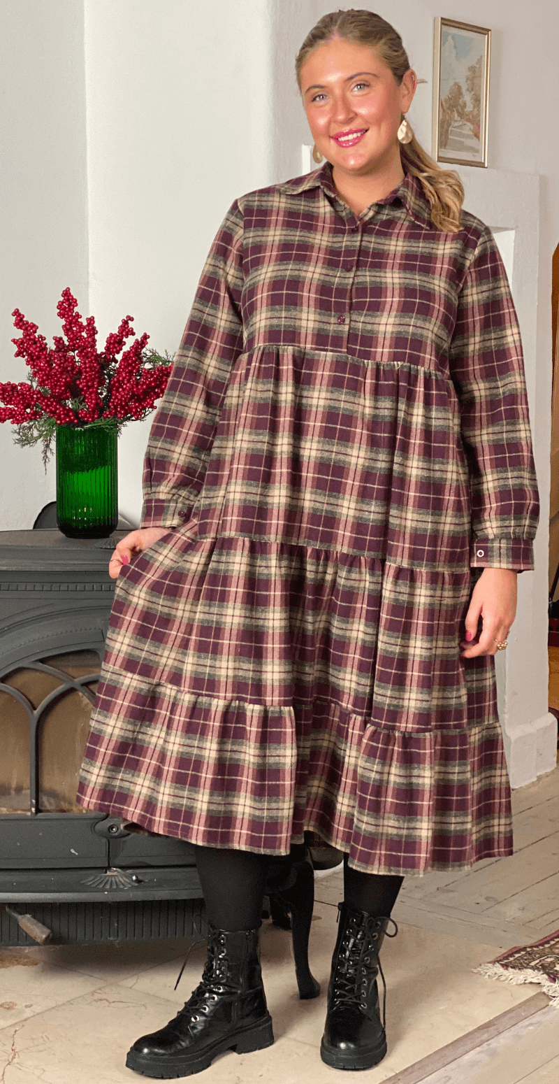 Naya ternet kjole med peplum effekt bordeaux LikeLondon