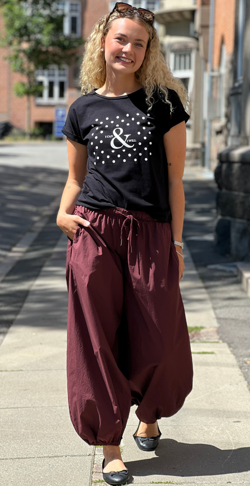 Isa basisbluse med prikker og tekst sort LikeLondon