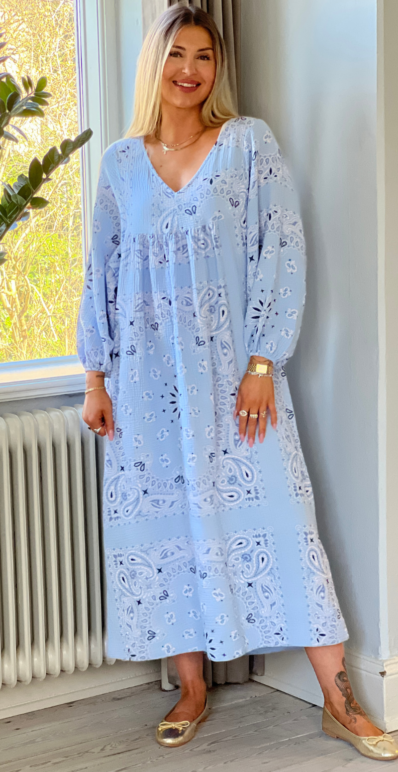 Forudbestil uge 18 Gretha paisley mønstret kjole i musselin lysblå LikeLondon