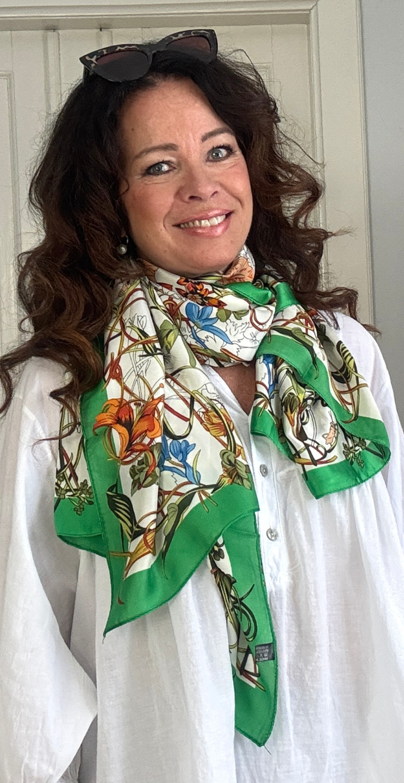 Silketørklæde med blomster og små sommerfugle grøn LikeLondon