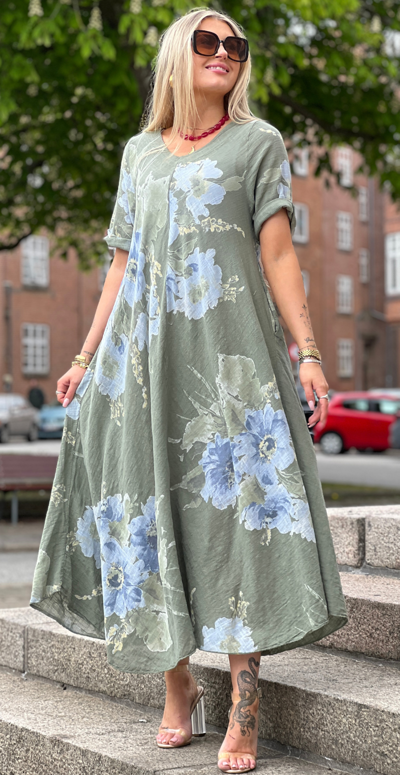 Meri lang kjole med blomsterprint og lommer militare LikeLondon