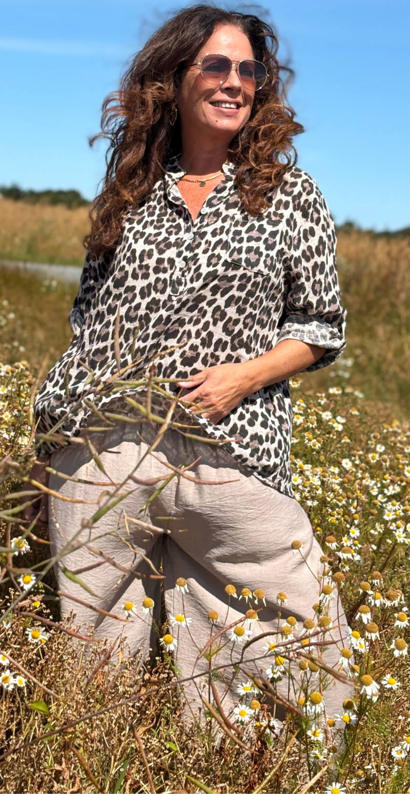 Amira bluse med lille brystlomme og leopardmønster beige LikeLondon
