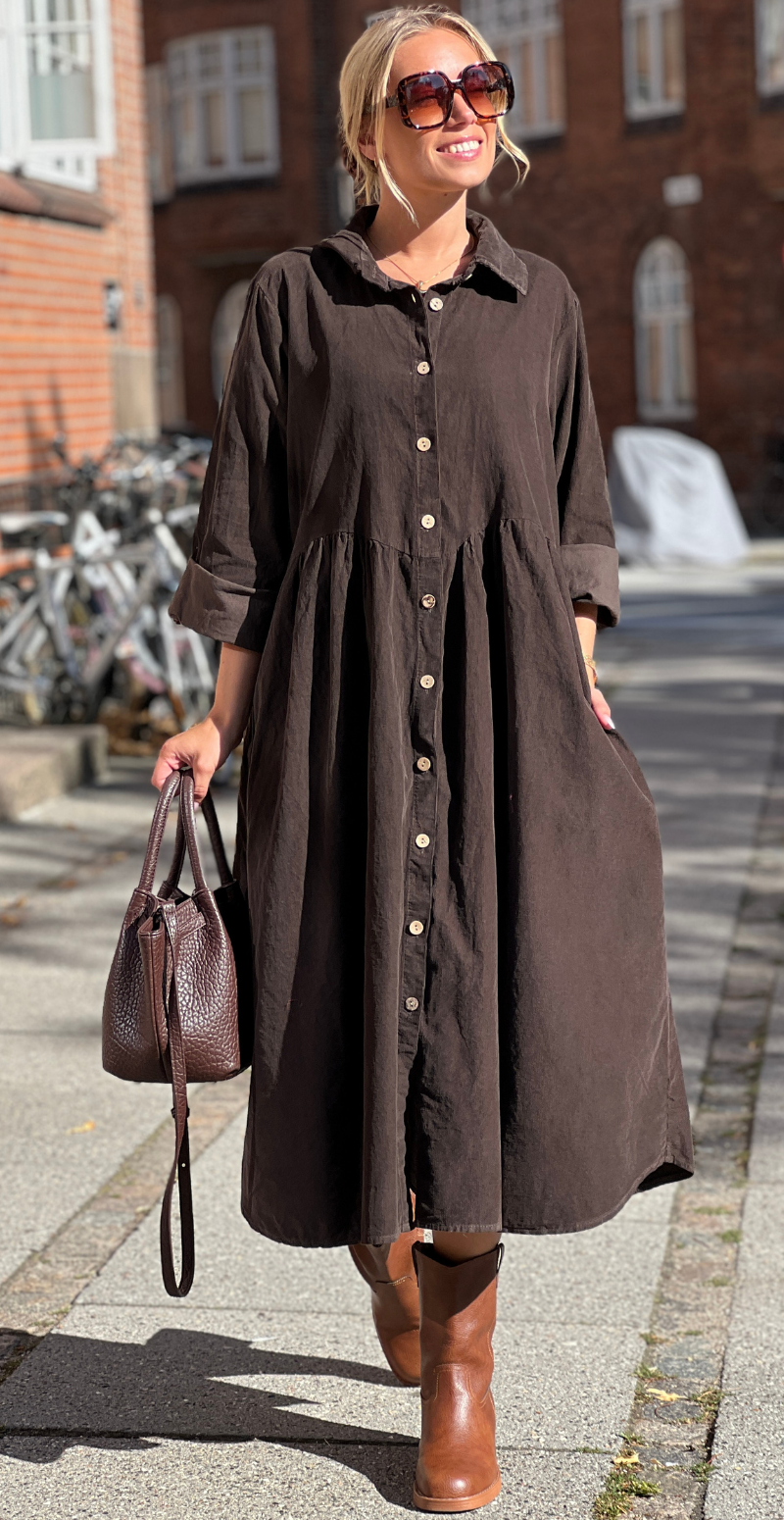 Benedikte fløjlskjole med rynker og knapper brun LikeLondon