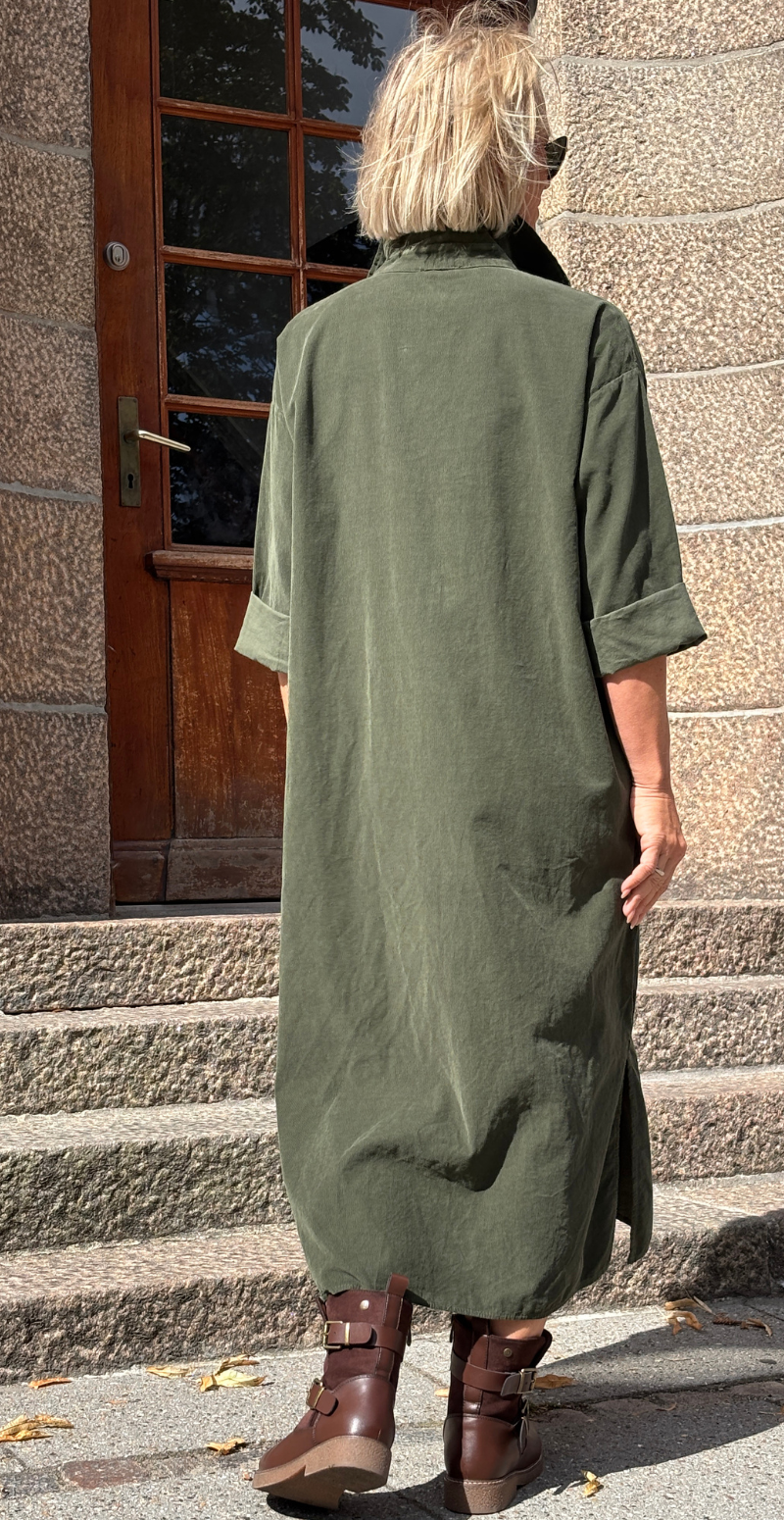 Maja fløjlskjole med stolpelukning og store lommer militare LikeLondon