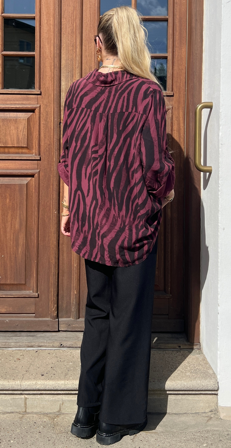 Melissa skjortebluse med zebraprint bordeaux LikeLondon