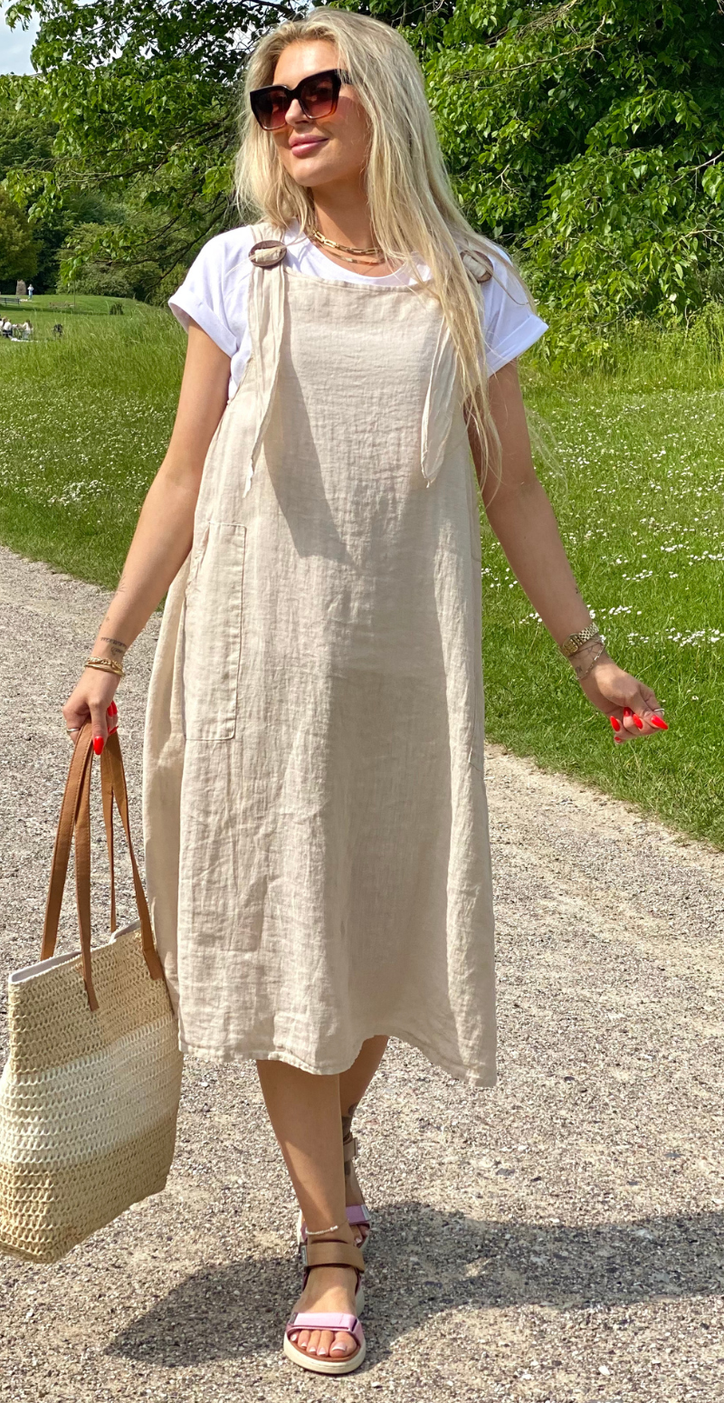 Hilda spencer kjole i hør med træknapper og lommer beige LikeLondon