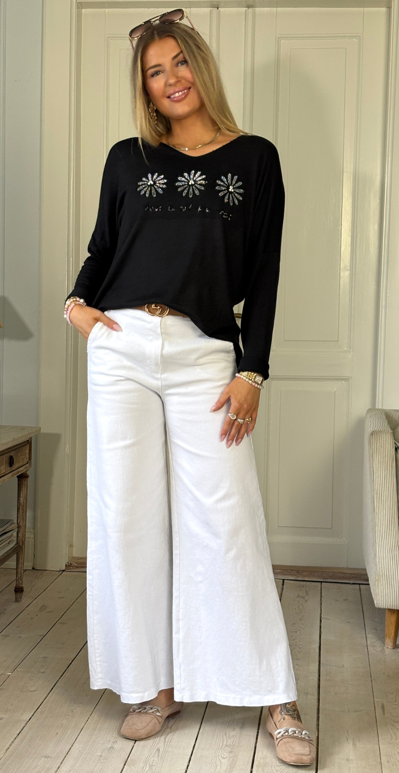 Forudbestil uge 7 Tilda bluse med v-hals og 3 blomster med perler sort LikeLondon