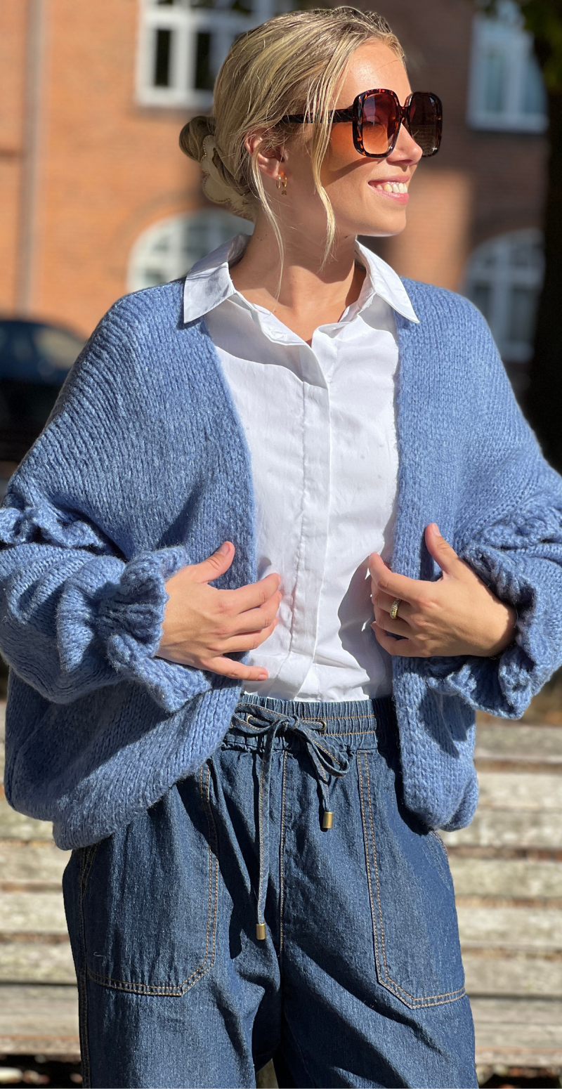 Skylar strikcardigan med flæsedetaljer på ærmet jeans LikeLondon