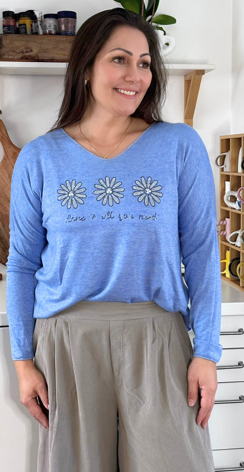 Tilda bluse med v-hals og 3 blomster med perler blå LikeLondon By Christina