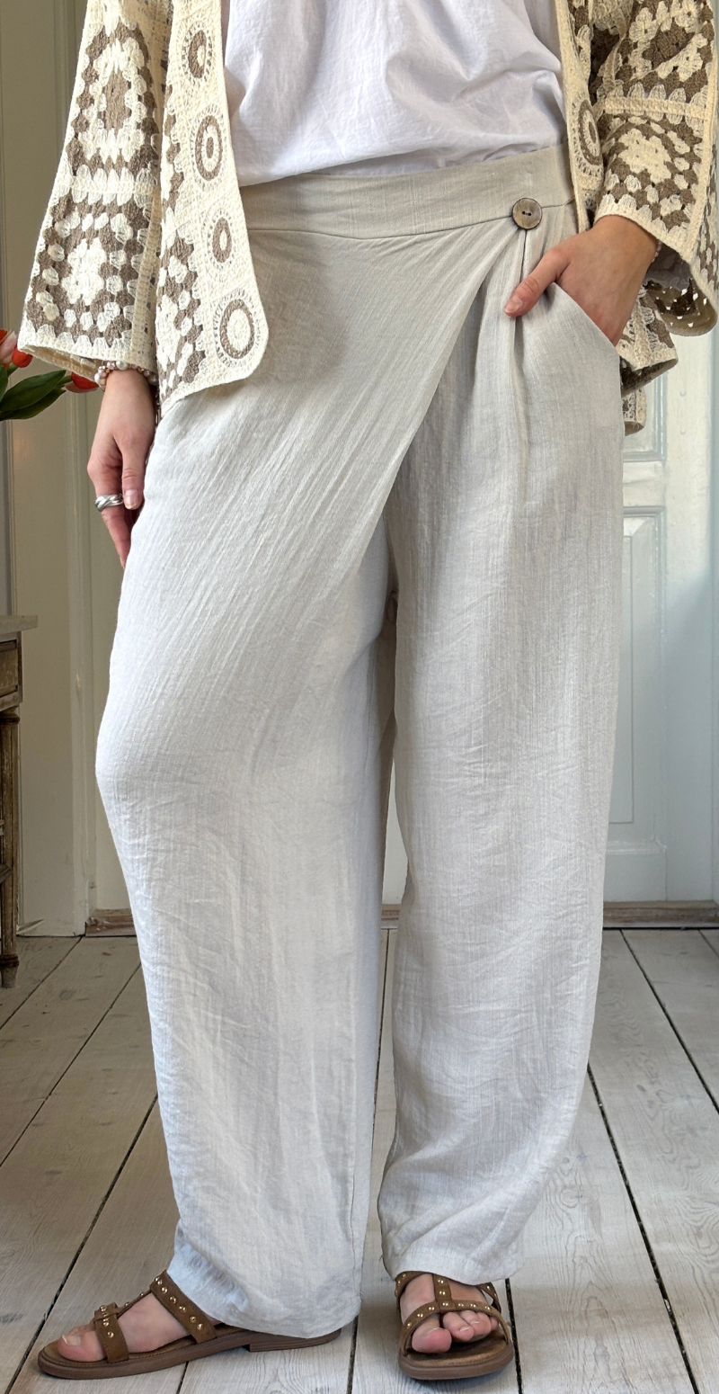 Normi bukser med træknap og slå-om effekt beige LikeLondon