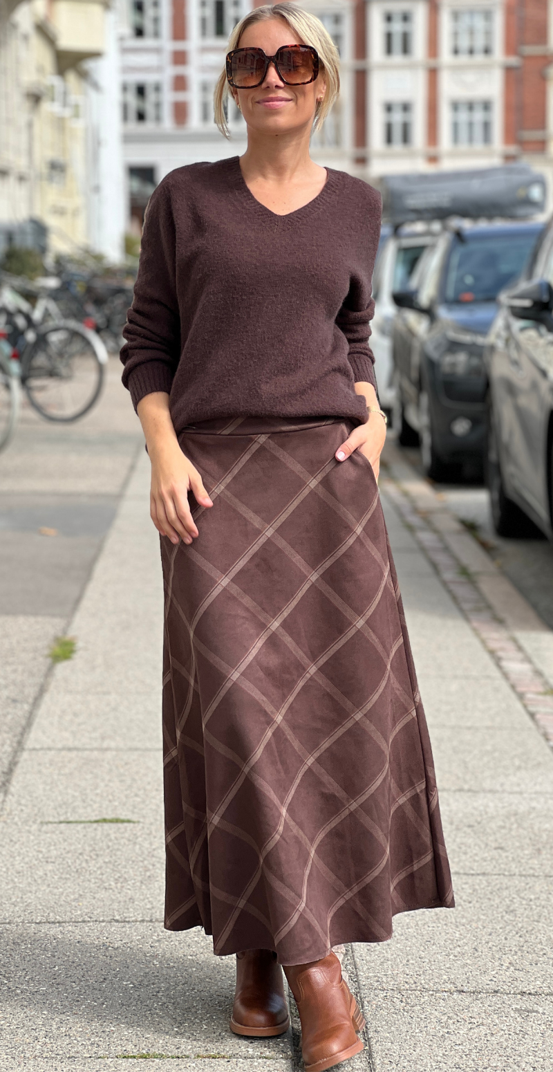 Ludwiga lang ternet nederdel med lommer i ruskind dark brown LikeLondon
