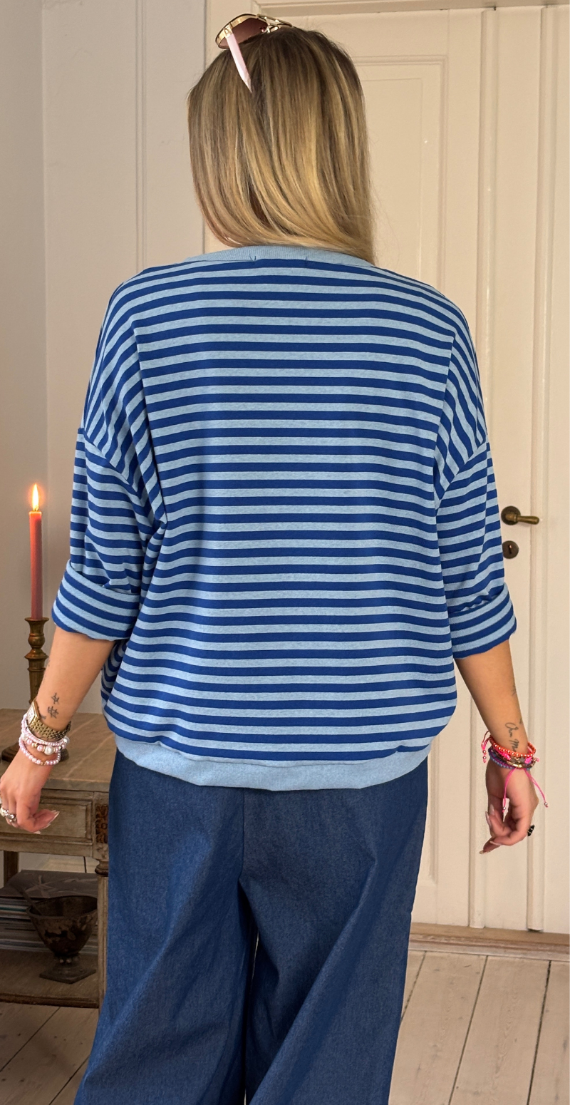 Forudbestil uge 7 Zenia bluse i oversized pasform med striber royal blue LikeLondon