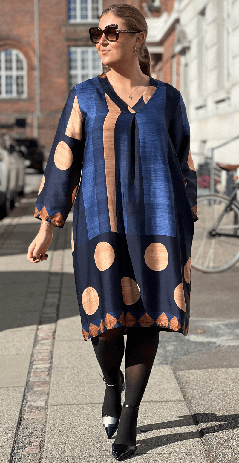 Joanna kjole i satin-look med brede striber og prikker navy LikeLondon