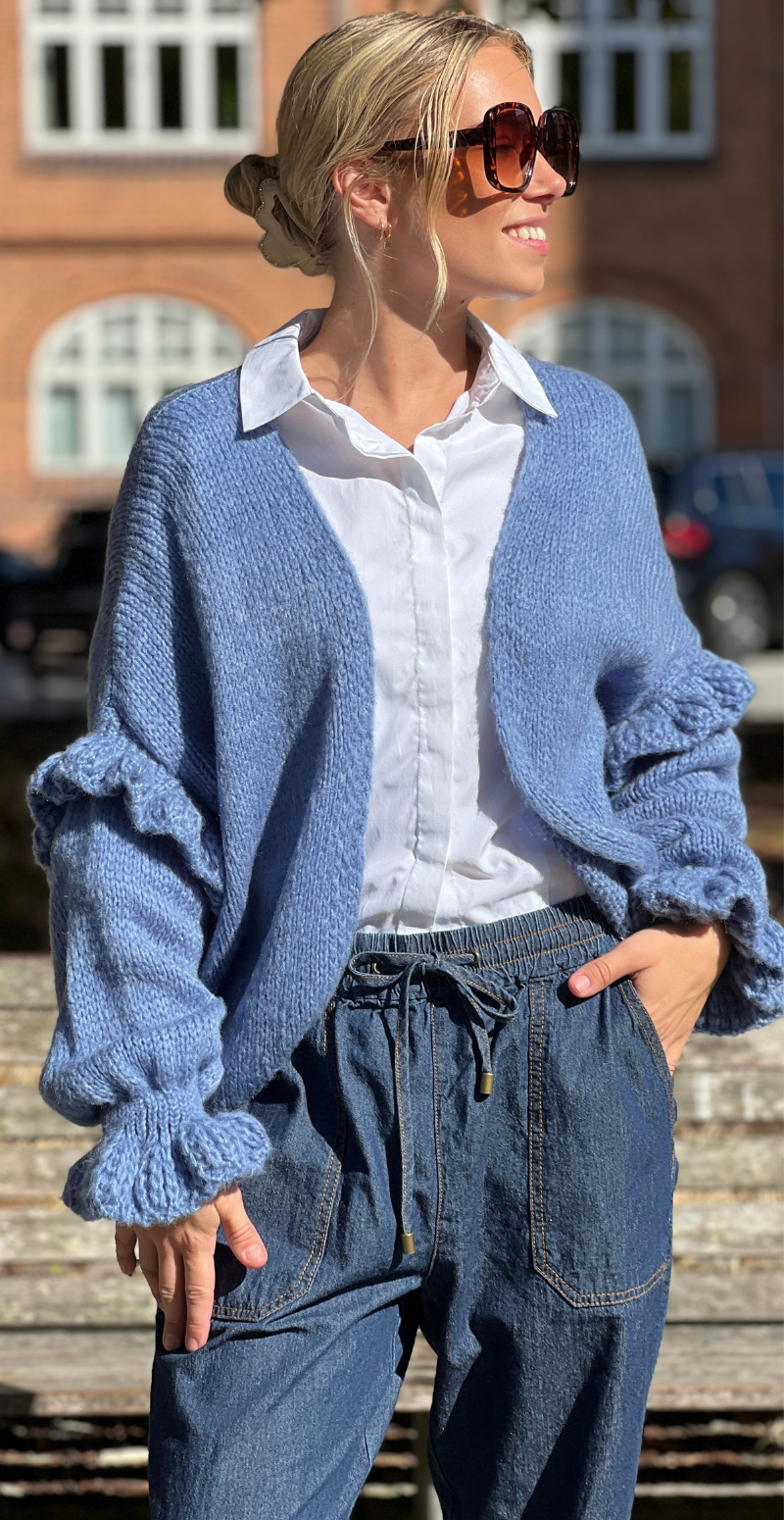 Skylar strikcardigan med flæsedetaljer på ærmet jeans LikeLondon