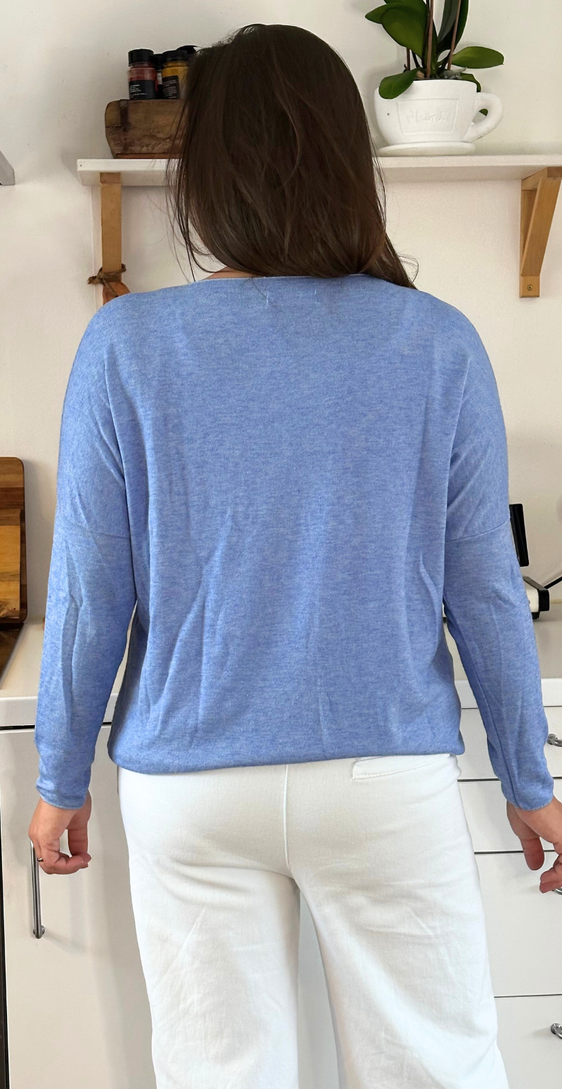 Tilda bluse med v-hals og 3 blomster med perler blå LikeLondon By Christina