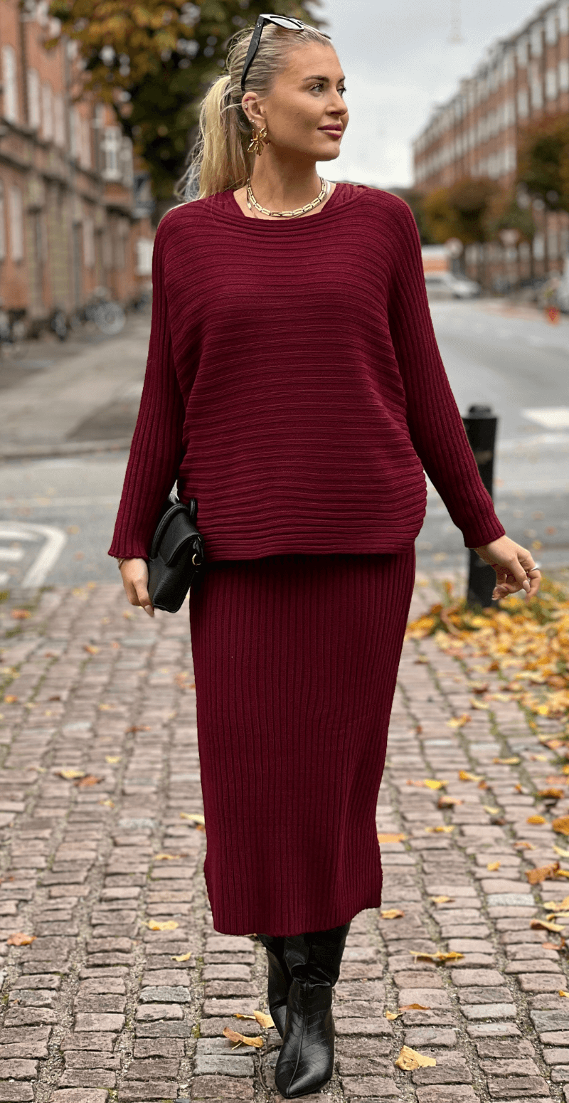 Forudbestil uge 47 Nala sæt med kjole og strik bordeaux LikeLondon