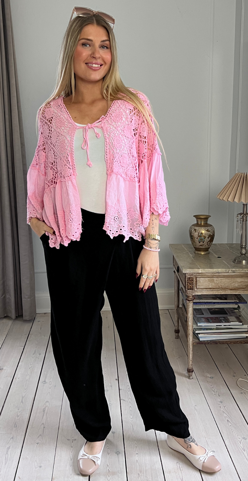 Carma hæklet bluse med blonder og bindelukning rosa LikeLondon