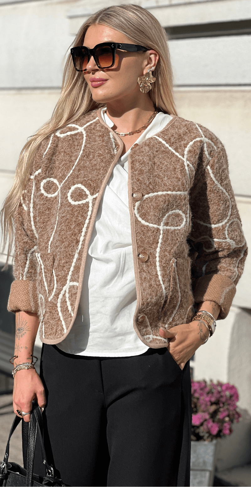 Vilda jakke med snoet mønster camel LikeLondon