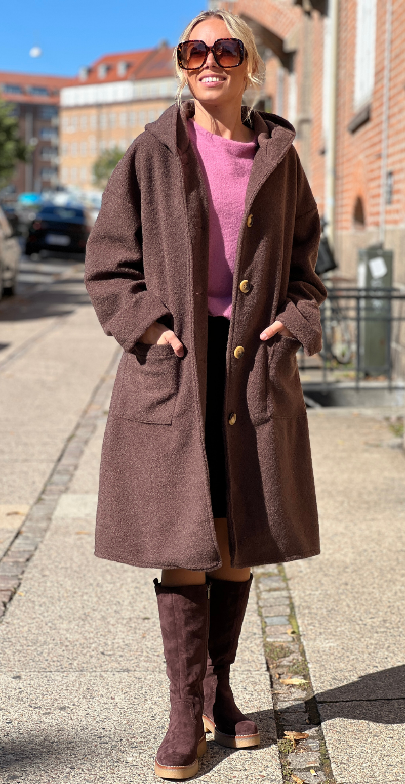 Tori jakke med hætte, lommer og knapper brun LikeLondon