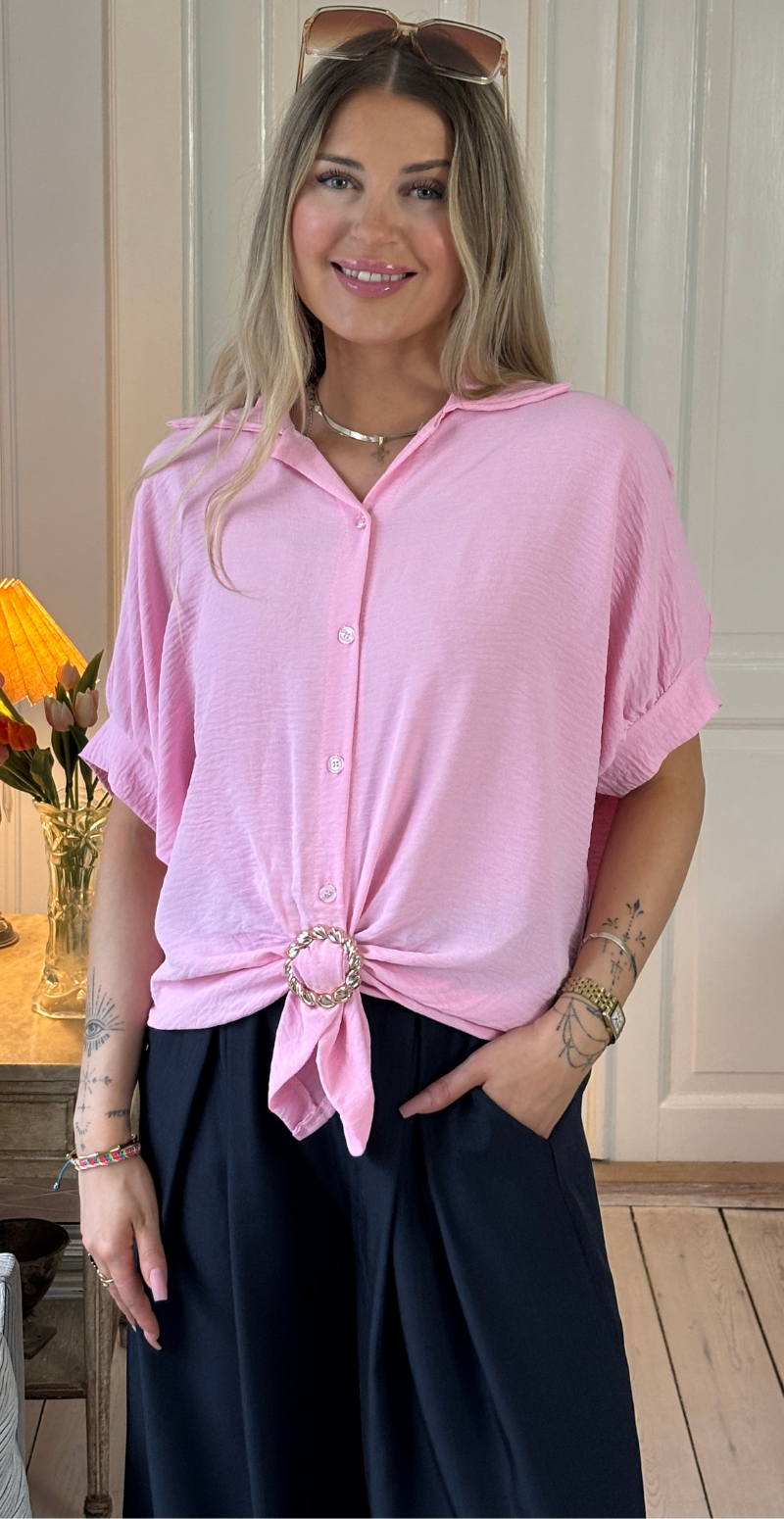 Barbara kortærmet skjortebluse med knudedetalje og spænde pink LikeLondon