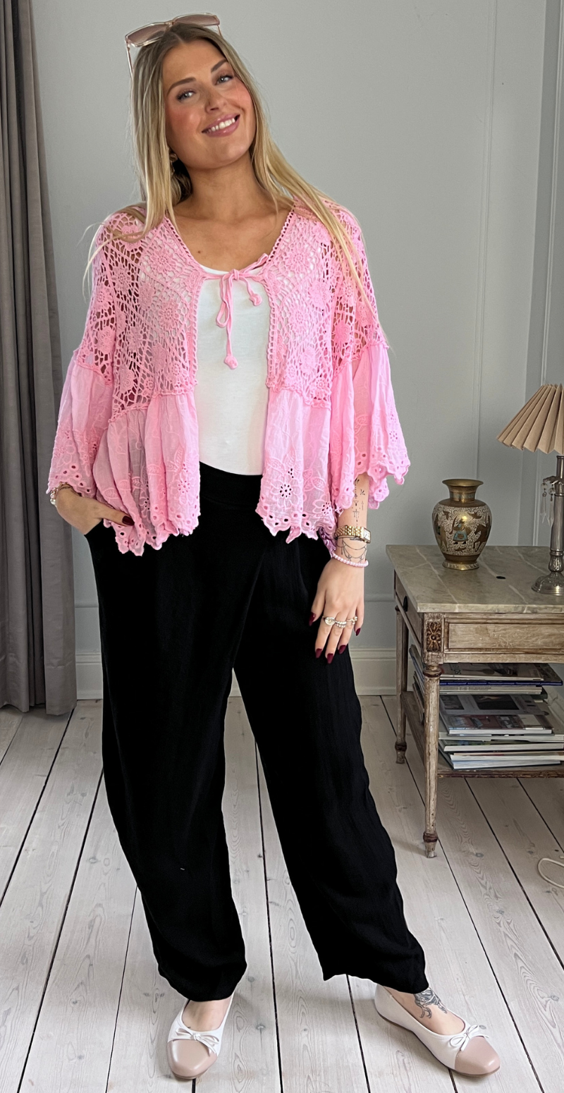 Carma hæklet bluse med blonder og bindelukning rosa LikeLondon