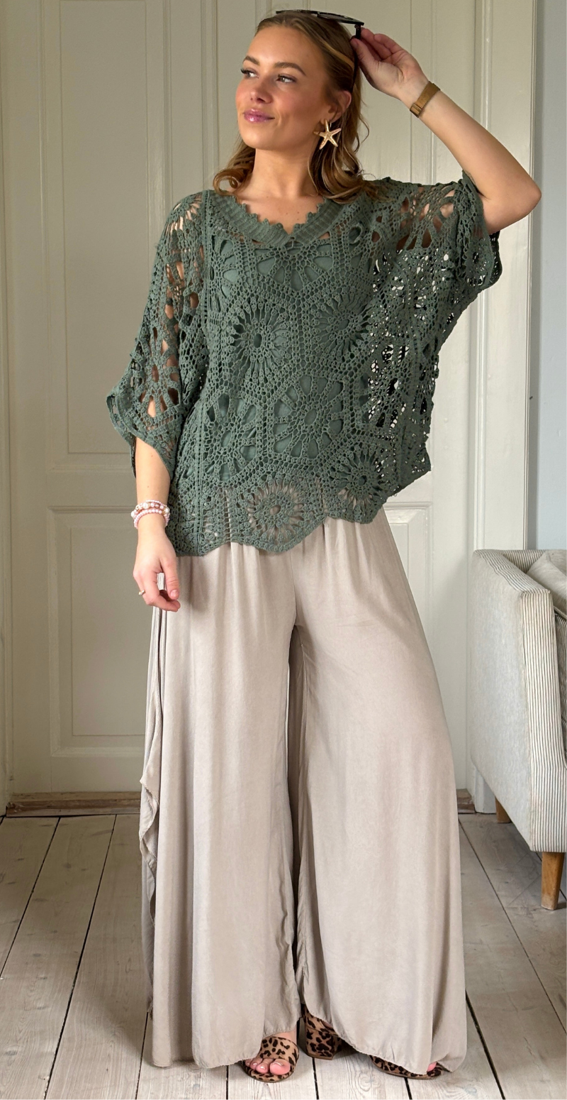 Cajsa hæklet bluse med v-hals og indertop khaki LikeLondon