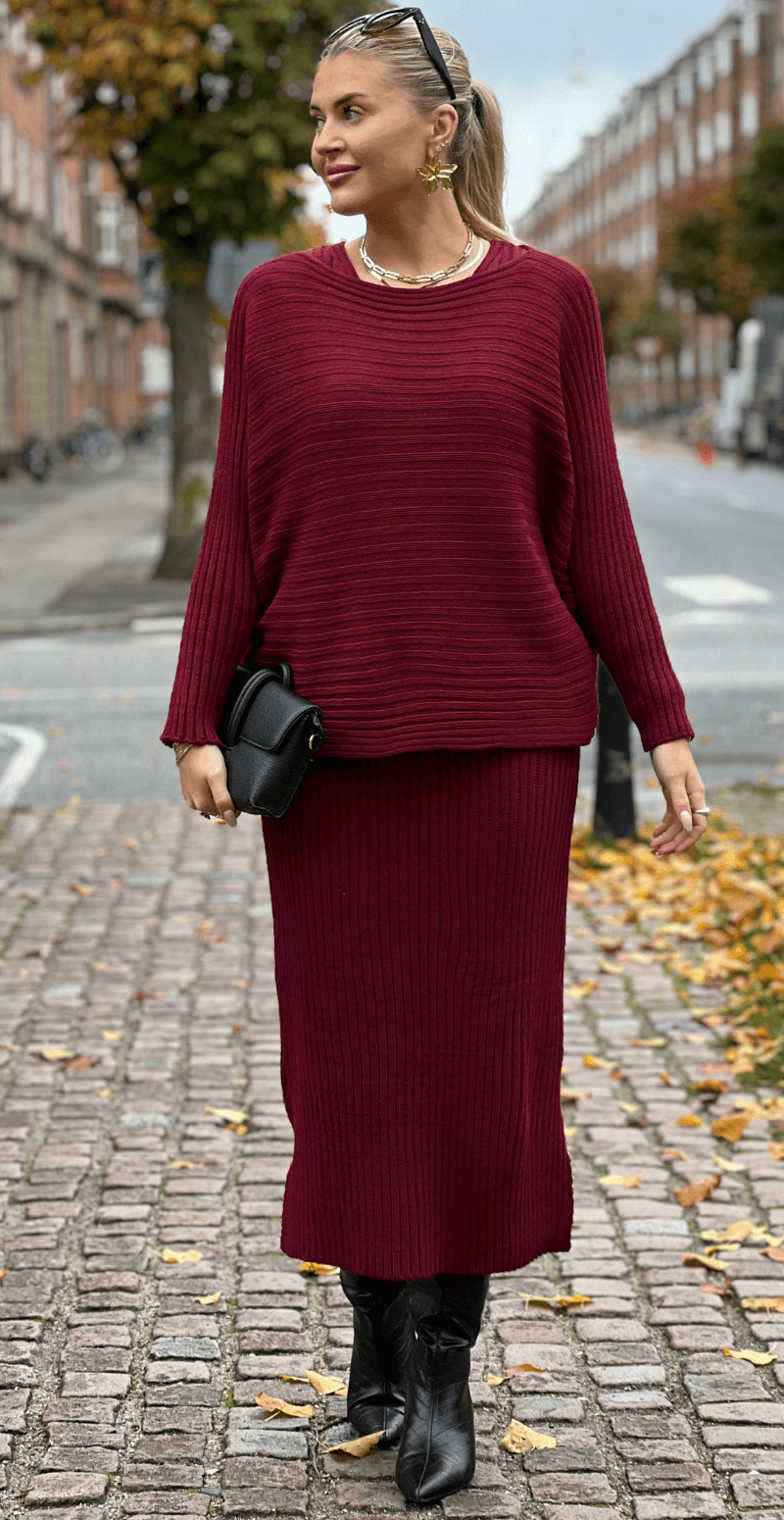 Forudbestil uge 47 Nala sæt med kjole og strik bordeaux LikeLondon