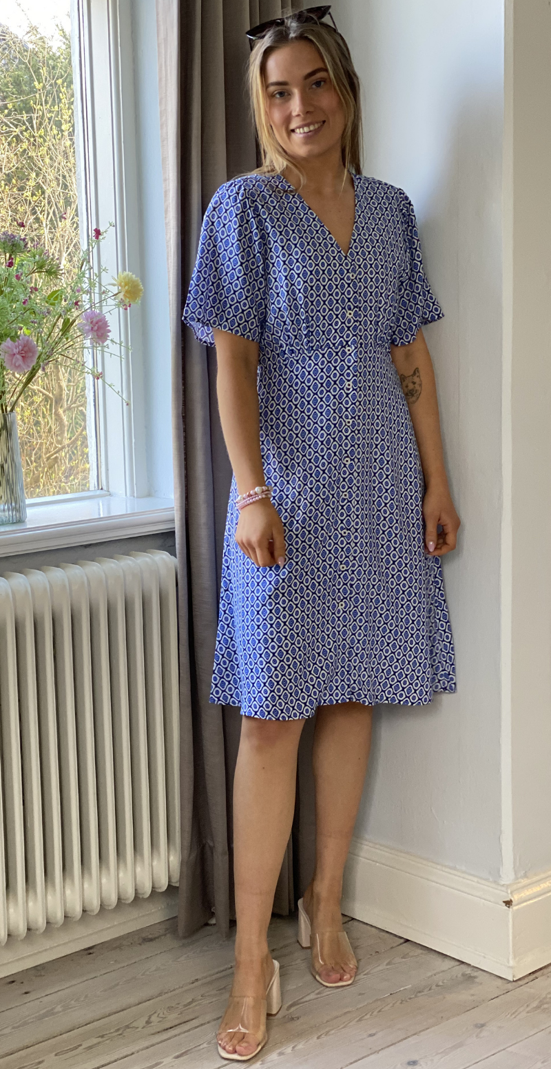 Joella kort kjole med v-hals medieval blue medallion B.young