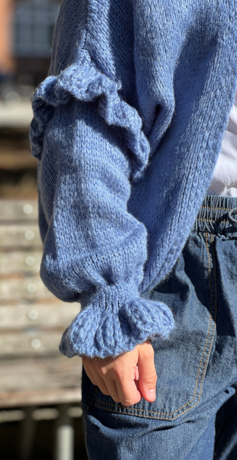 Skylar strikcardigan med flæsedetaljer på ærmet jeans LikeLondon