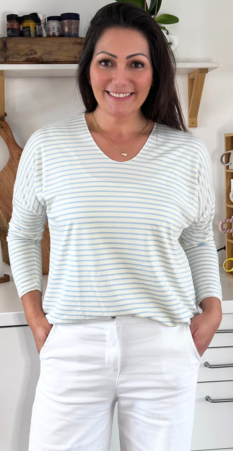 Evita bluse med v-hals og striber lysblå LikeLondon By Christina