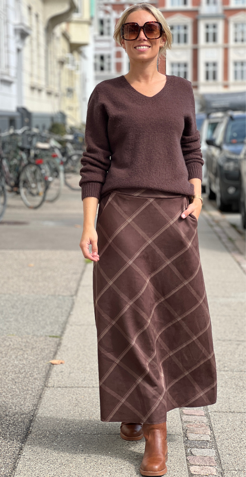 Karen ensfarvet strikbluse med v-hals brun LikeLondon