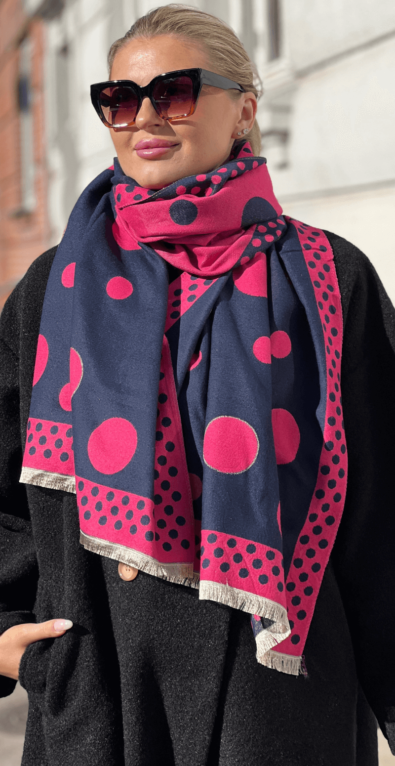 Tørklæde med små og store prikker navy/pink LikeLondon
