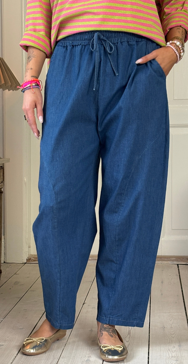 Vally let denim buks med elastik i taljen medium jeans LikeLondon