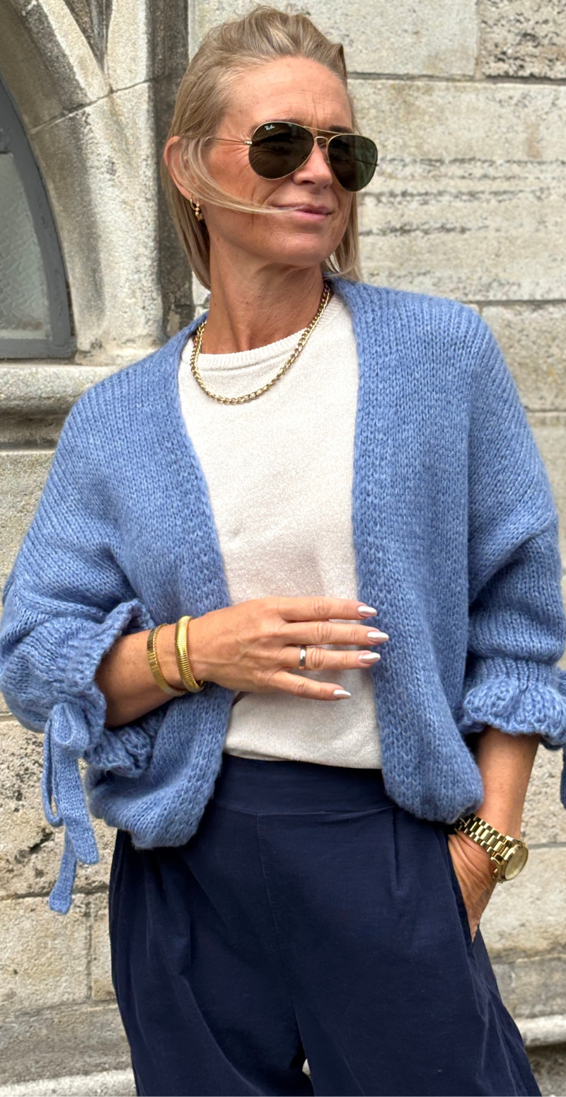 Vera strikcardigan med sløjfedetaljer jeans LikeLondon
