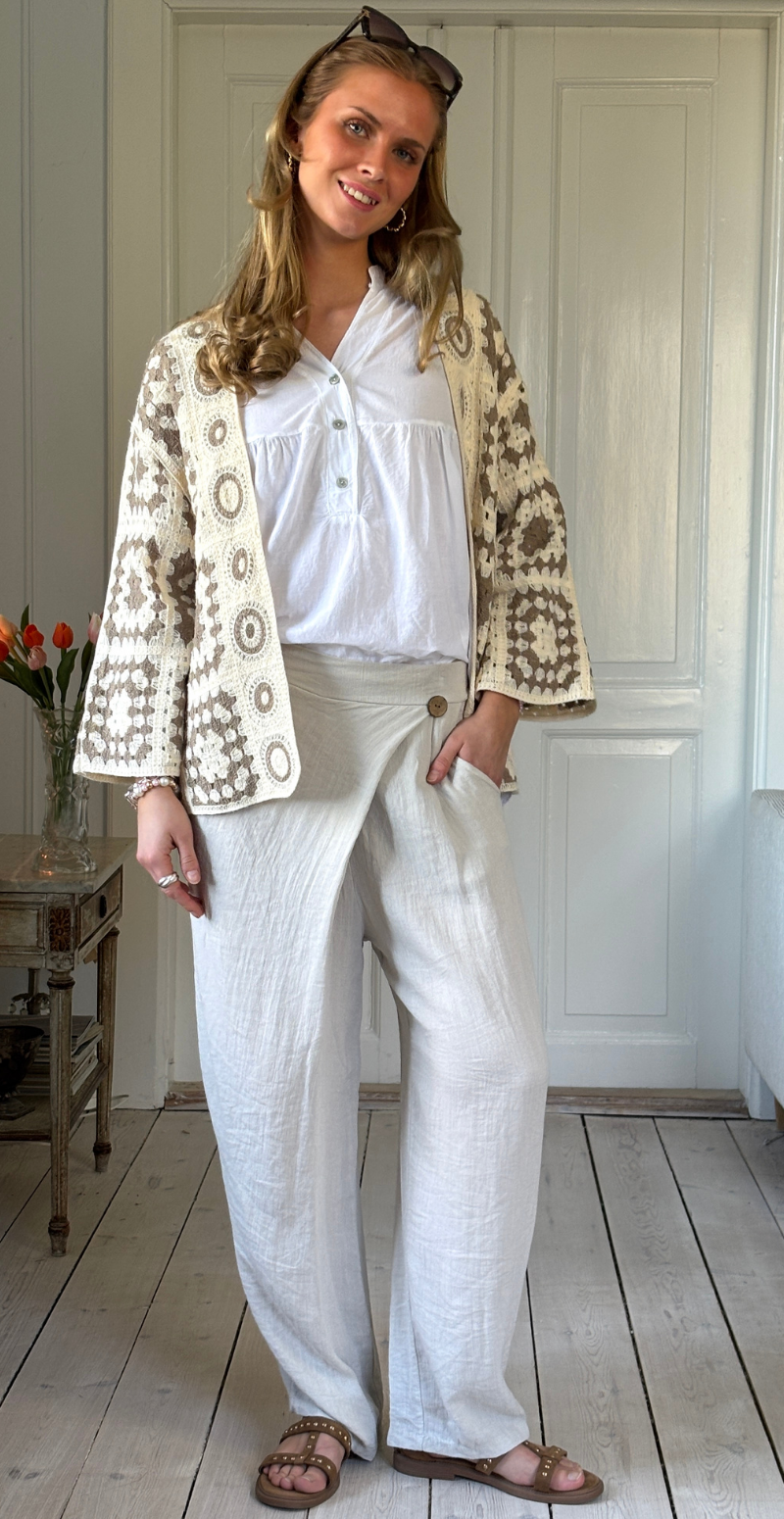 Cindy kort hæklet patchwork cardigan beige LikeLondon
