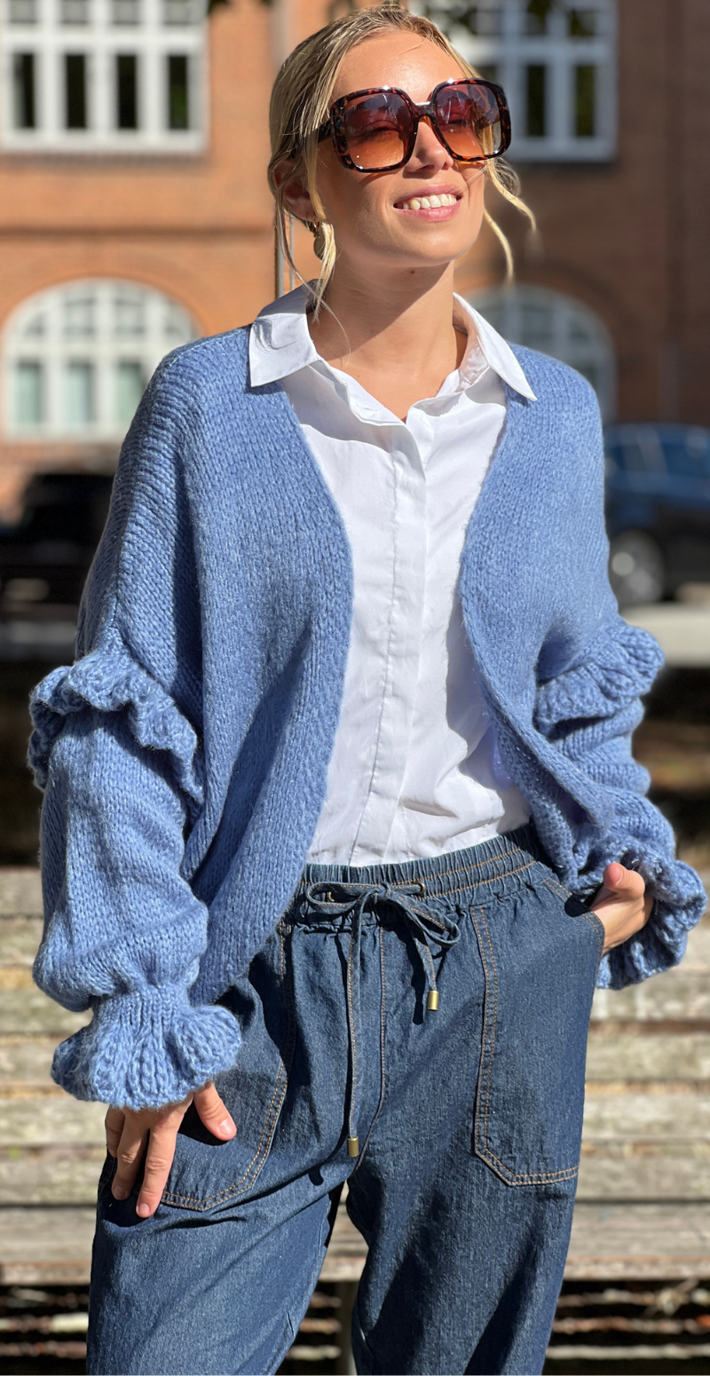 Skylar strikcardigan med flæsedetaljer på ærmet jeans LikeLondon