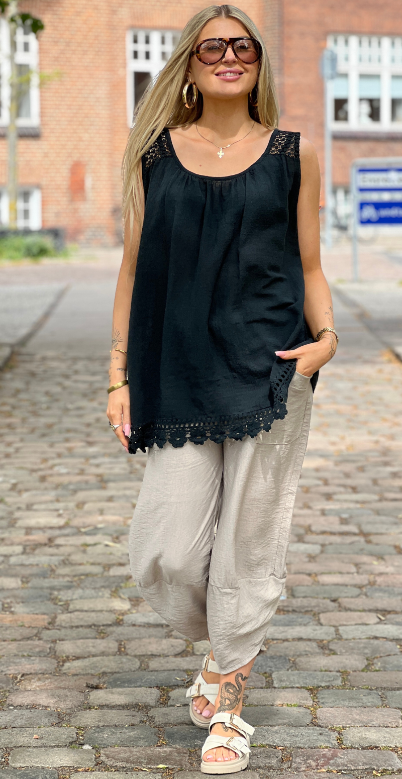 Ina bluse med blondedetaljer sort LikeLondon