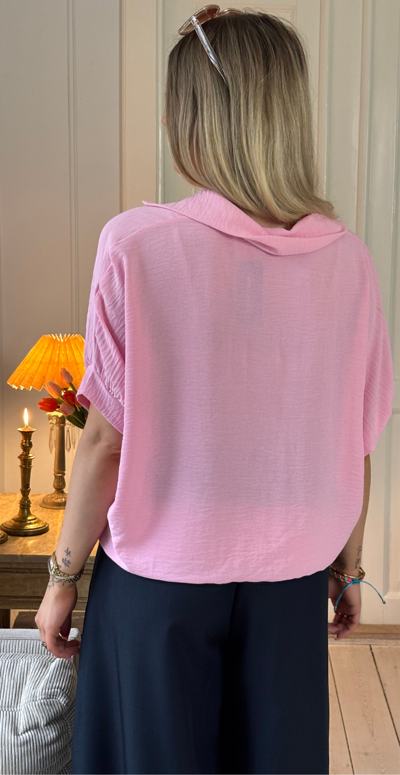 Barbara kortærmet skjortebluse med knudedetalje og spænde pink LikeLondon
