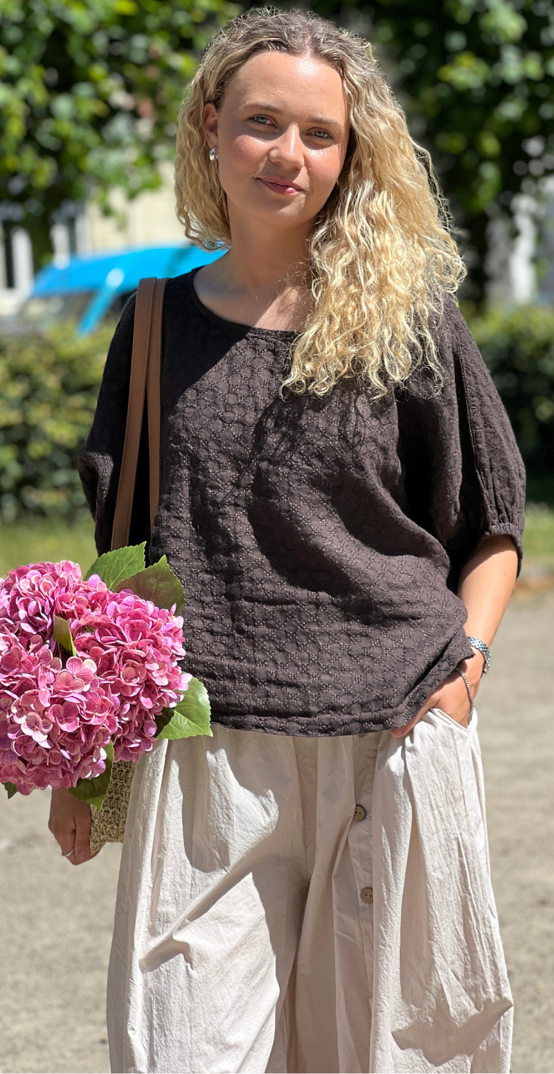Jessica bluse med små broderede firkanter moro LikeLondon