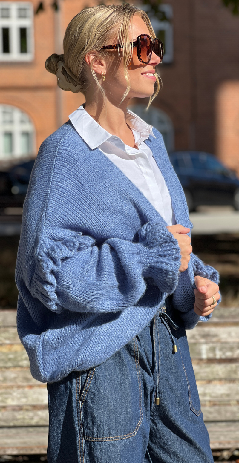 Skylar strikcardigan med flæsedetaljer på ærmet jeans LikeLondon